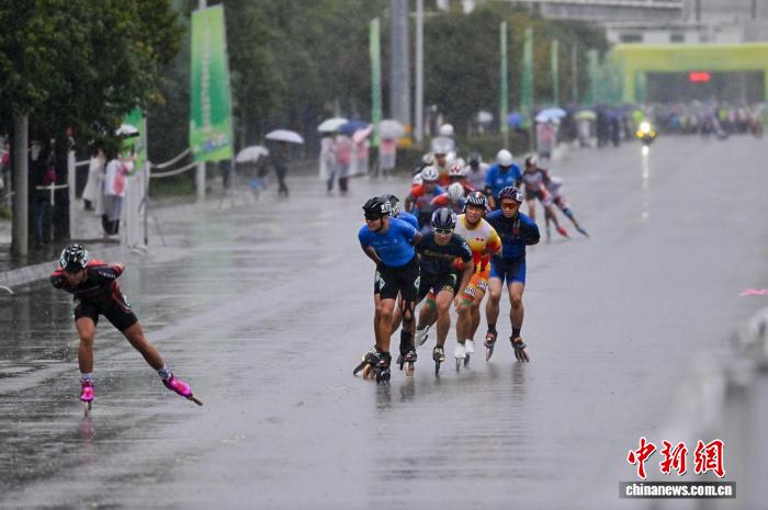 全国近千名轮滑爱好者畅滑秦岭小城 品味茶乡之