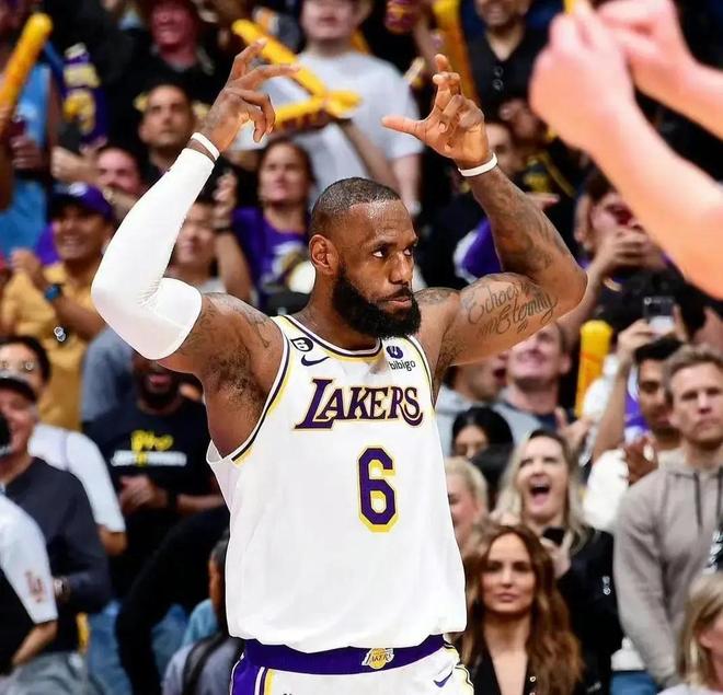 湖人战绩对比引热议：詹姆斯缺席时胜率反超，