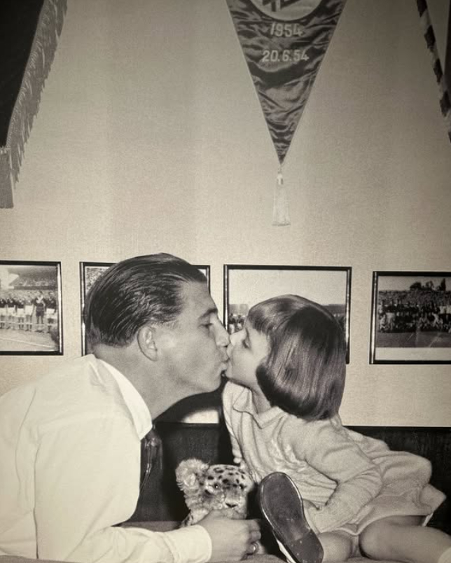 曾孙女阿妮·普斯卡什以网红身份继承家族荣耀