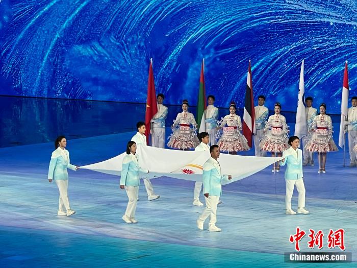 赵宏博、丁宁等六位旗手手执亚奥理事会会旗入