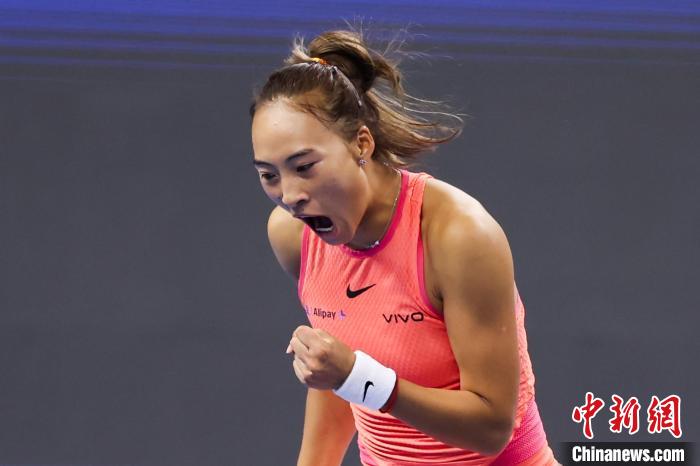 郑钦文三盘逆转安德烈耶娃首进中网四强