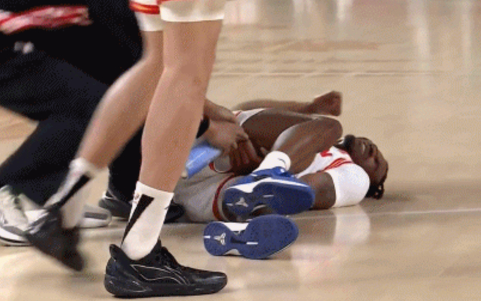 深圳外援马凯尔-约翰逊受伤引争议 裁判未及时叫