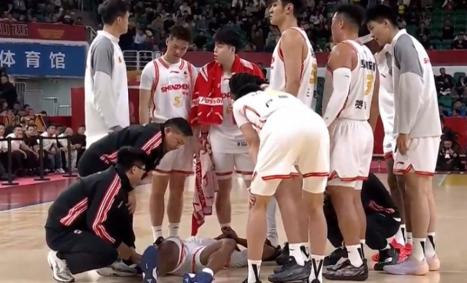 深圳外援马凯尔-约翰逊受伤引争议 裁判未及时叫