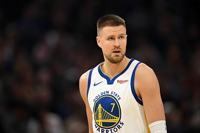 太阳力克勇士晋级季后赛 波尔津吉斯防守低迷成