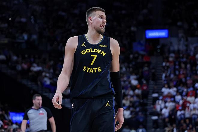 太阳力克勇士晋级季后赛 波尔津吉斯防守低迷成